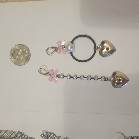 Betsey Johnson earrings with hearts, pearls and bows NWOT - Picture 4 of 4